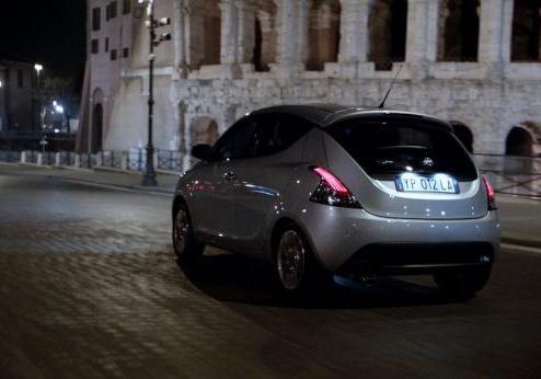 Lancia Ypsilon Nuova Collezione tre quarti posteriore frame spot di Muccino