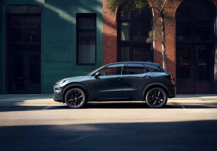 Lexus LBX Vibrant Edition - black su strada