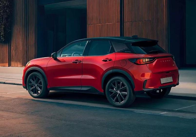 Lexus LBX Vibrant Edition - red lato