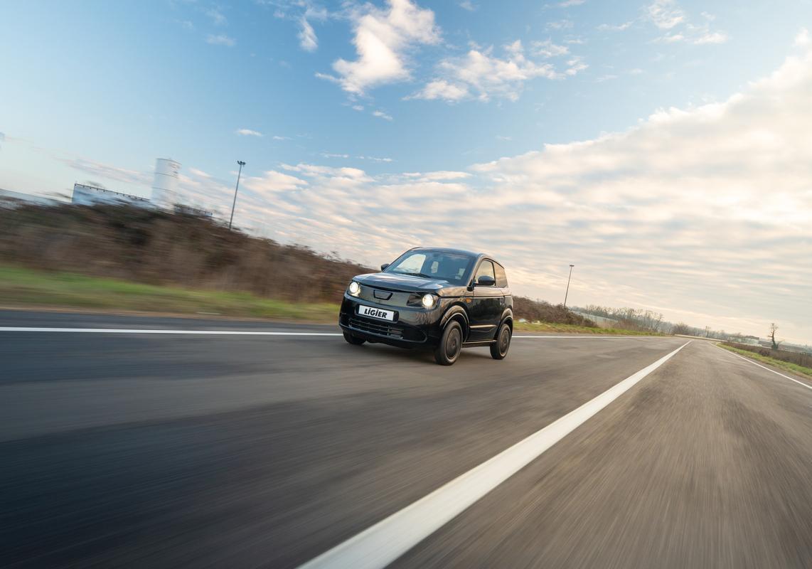 Ligier Myli nera su strada