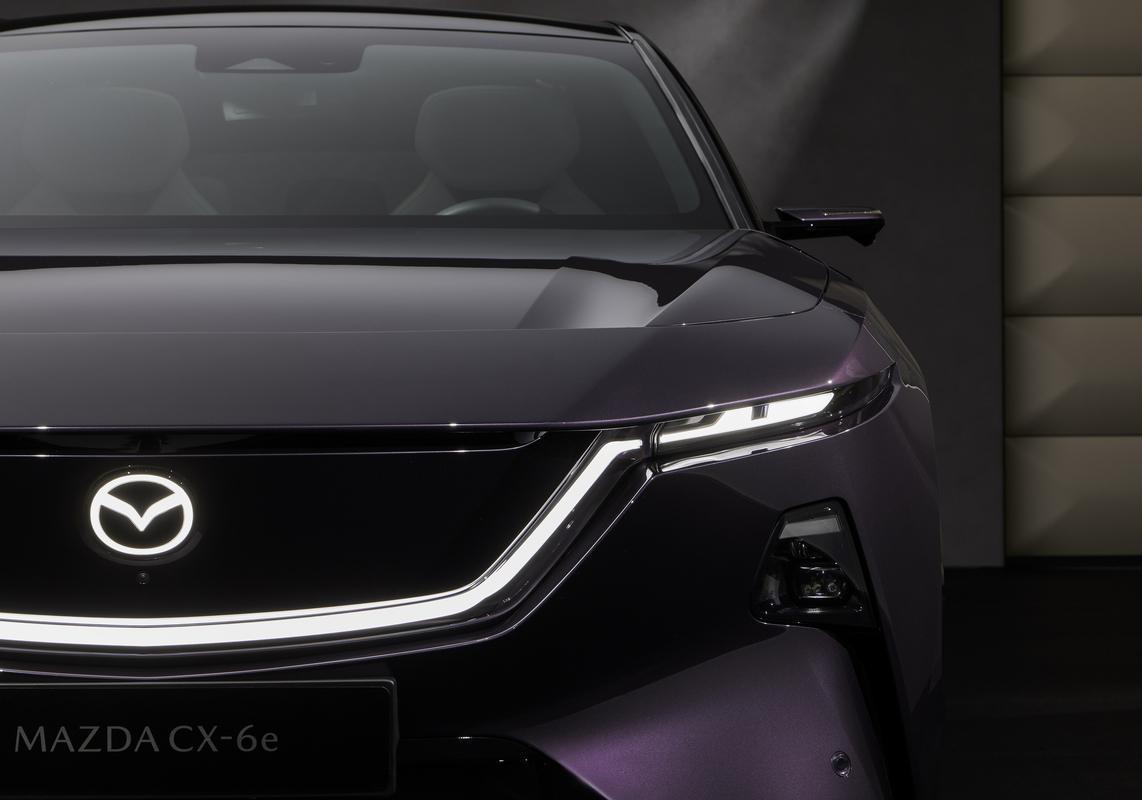 Mazda CX-6e foto calandra