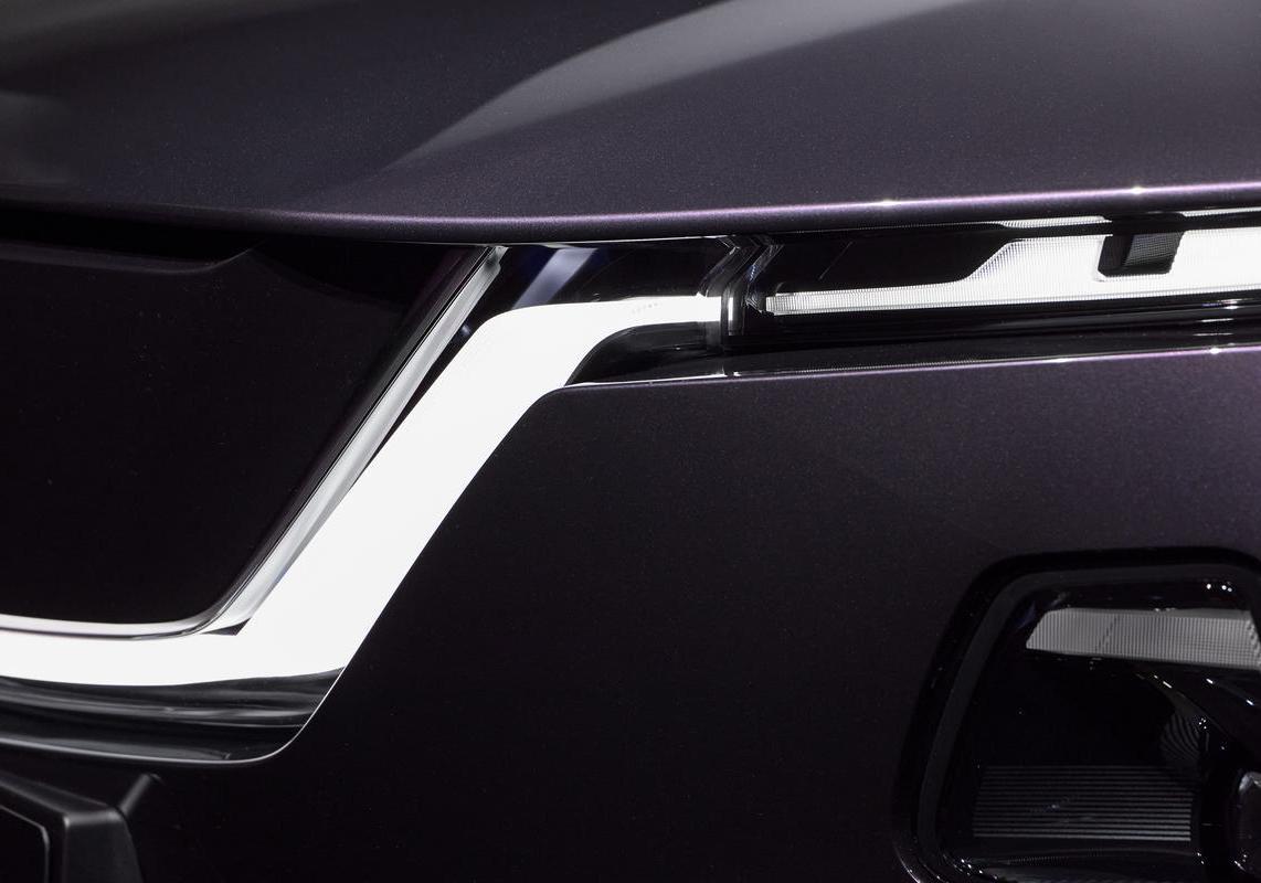 Mazda CX-6e foto fari anteriori