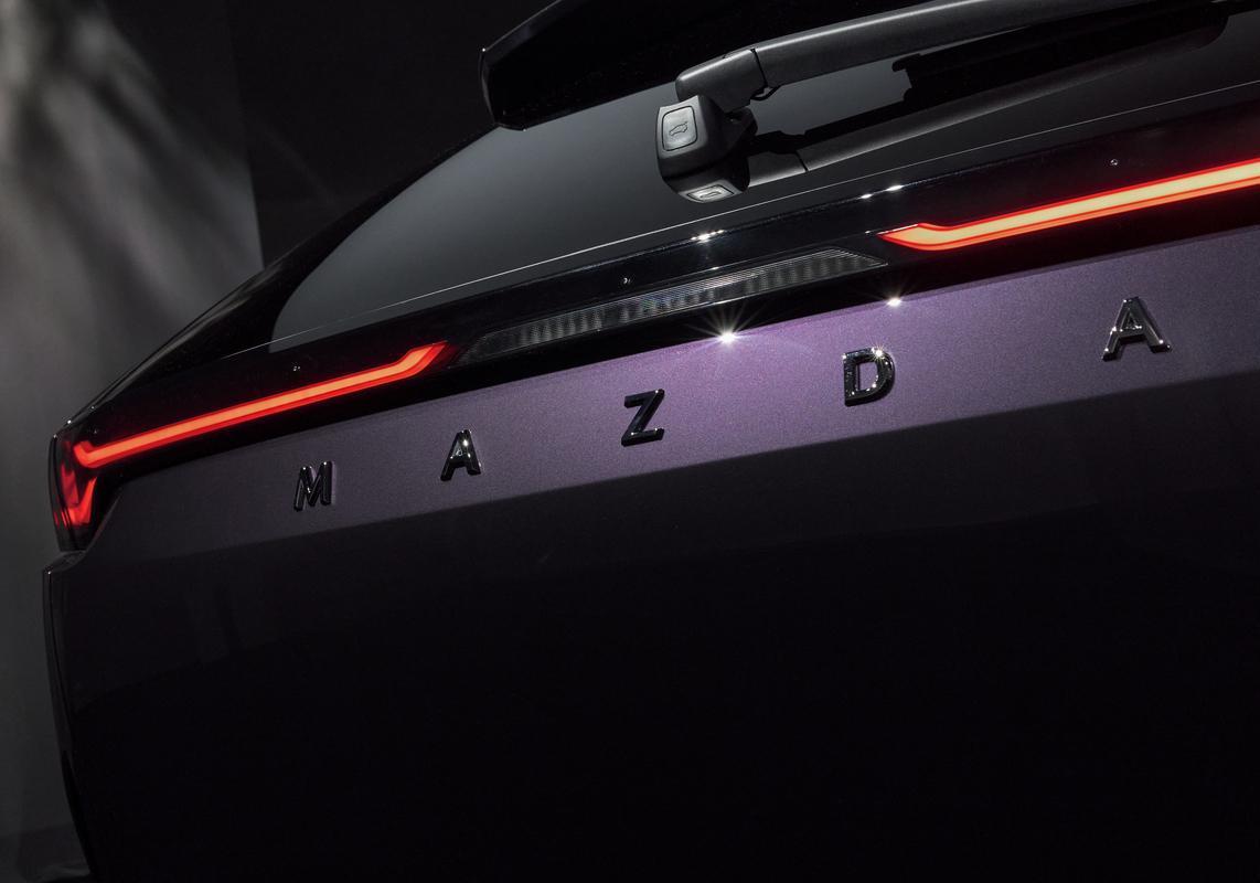 Mazda CX-6e foto luci posteriori