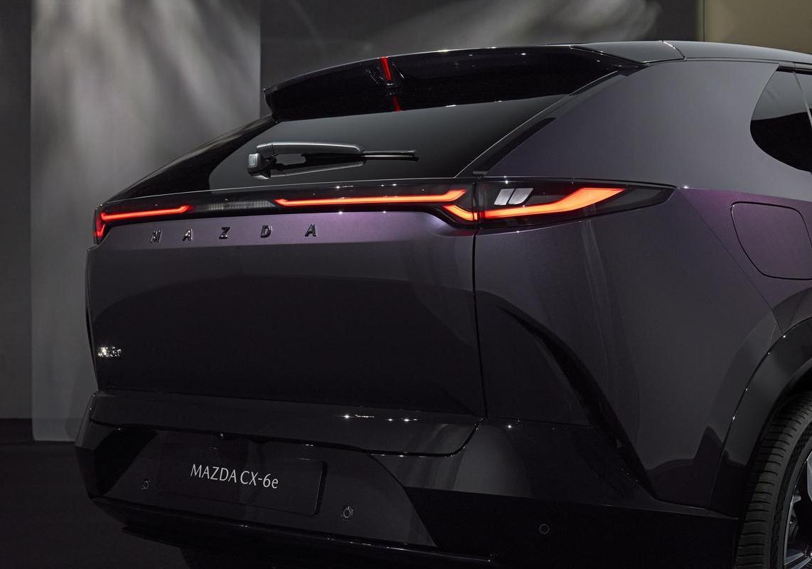 Mazda CX-6e foto portellone