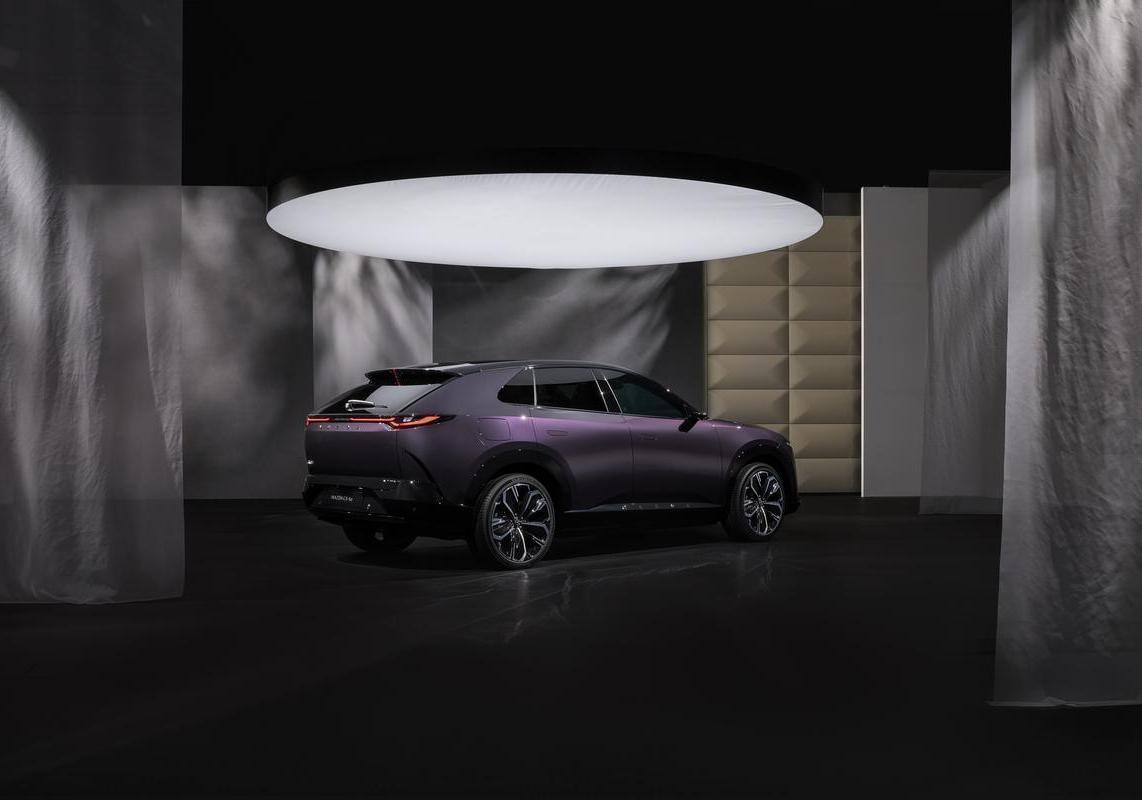 Mazda CX-6e foto posteriore