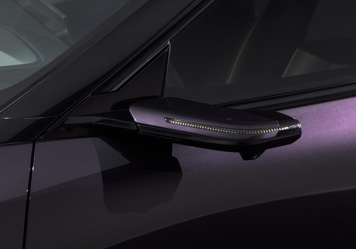 Mazda CX-6e foto specchietti retrovisori digitali