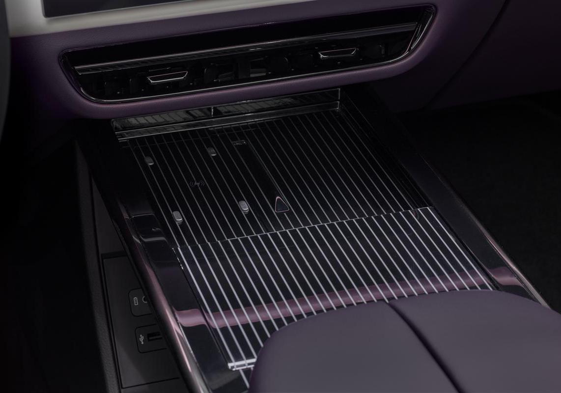 Mazda CX-6e foto tunnel centrale