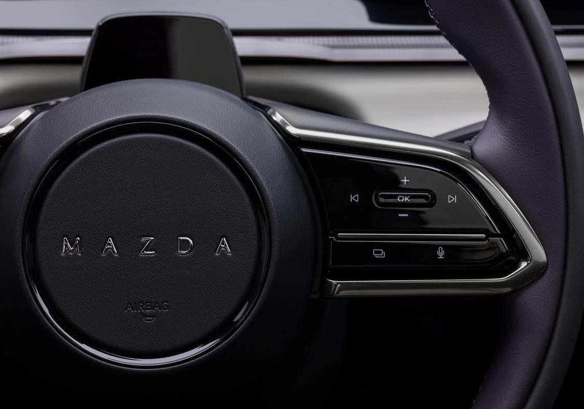 Mazda CX-6e foto volante