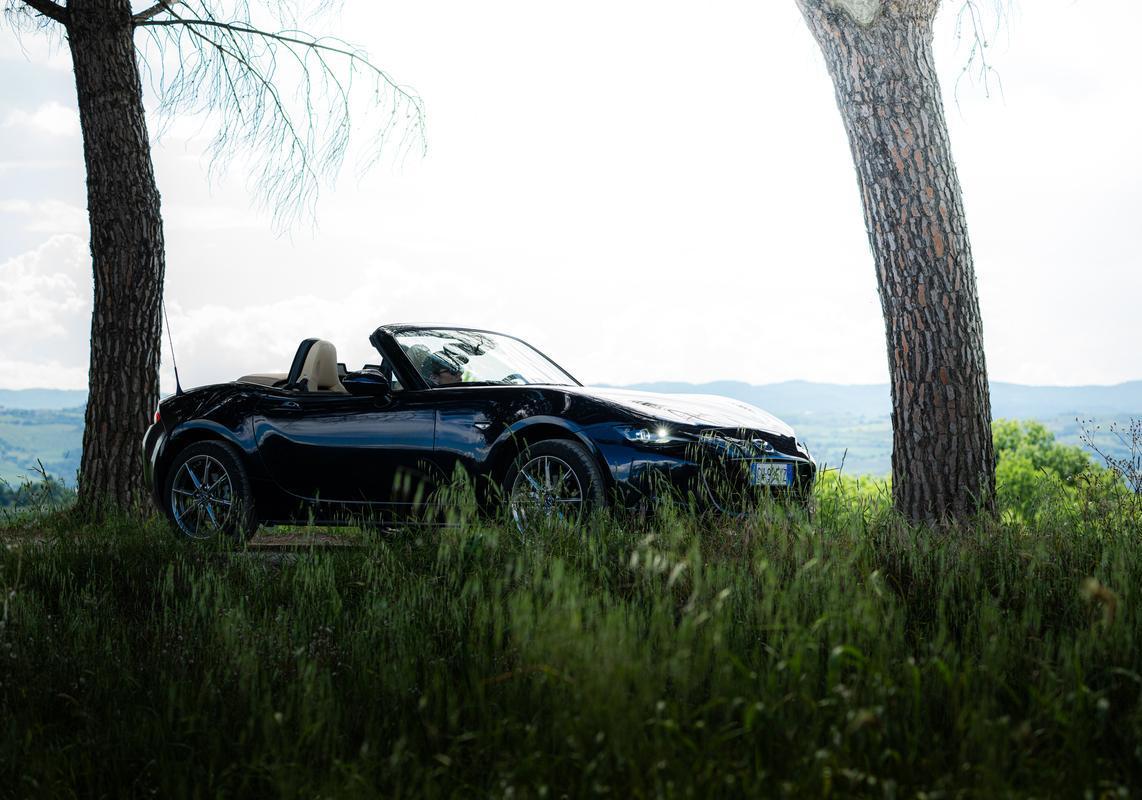 Mazda MX-5 Kazari blu capote tela beige profilo