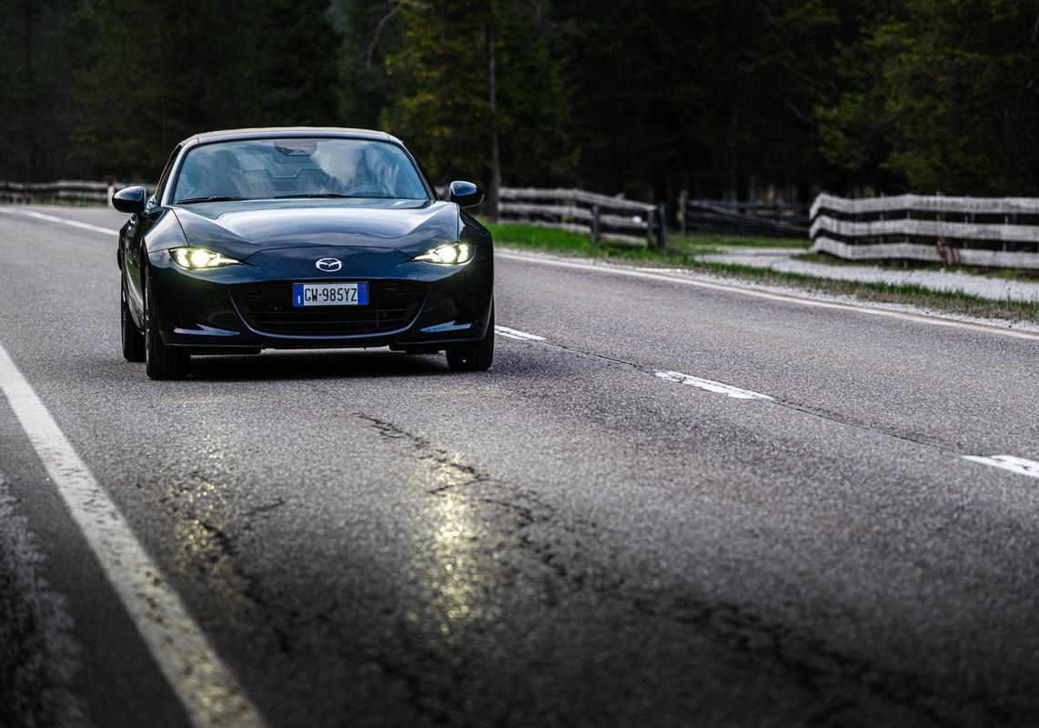 Mazda MX-5 Kazari blu capote tela beige prova