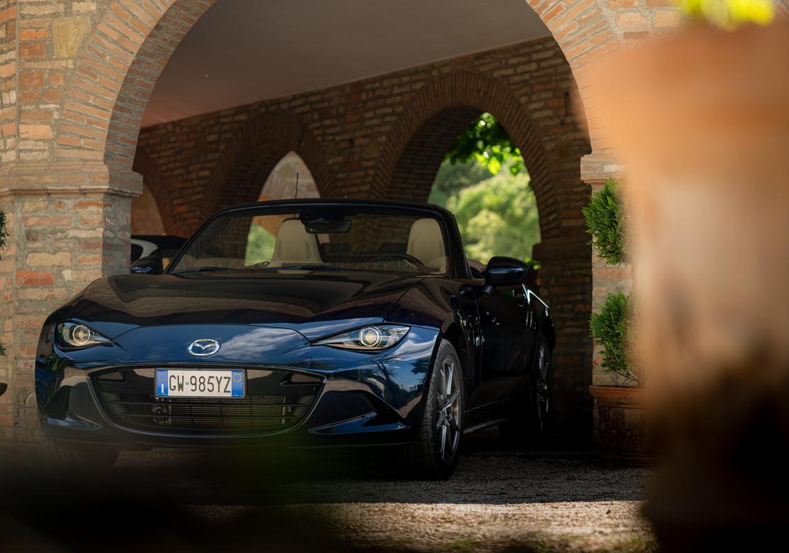 Mazda MX-5 Kazari blu