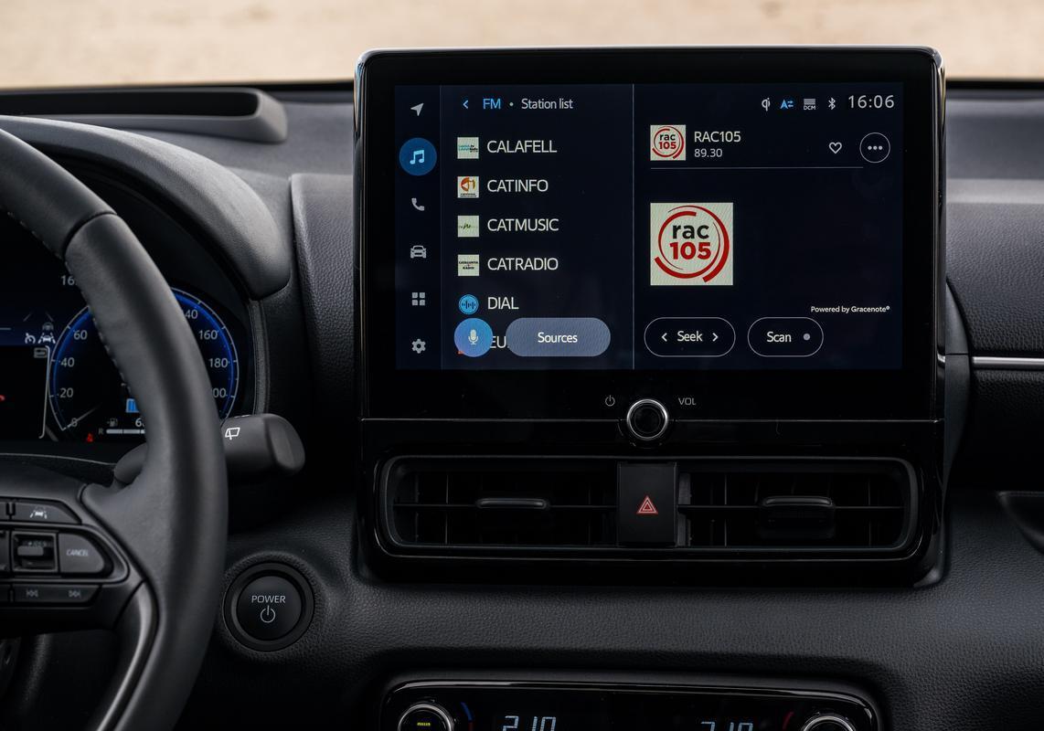 Mazda2 Hybrid 2024 schermo infotainment