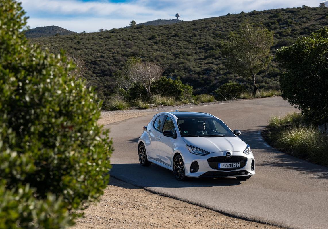 Mazda2 Hybrid 2024 tre quarti anteriore