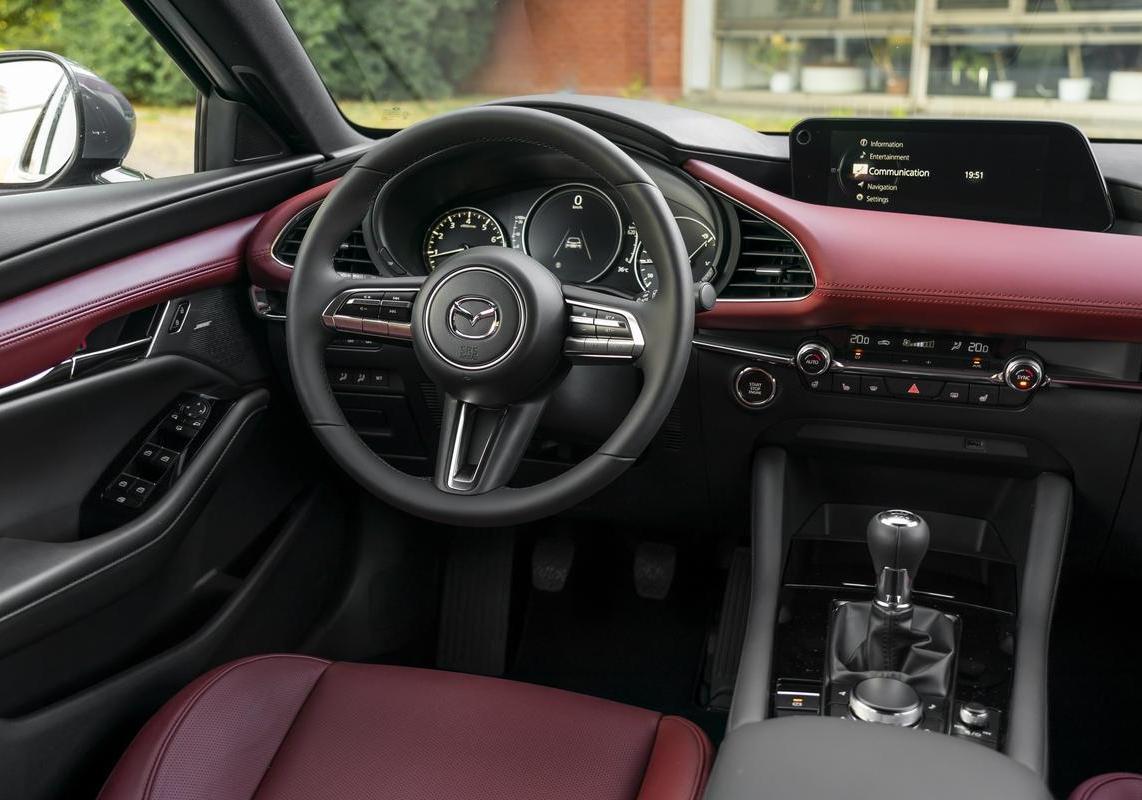 Mazda3 Skyactive-X 2021 posto guida volante