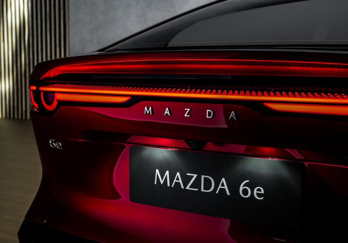 Mazda6e Soul Red Crystal fari posteriori
