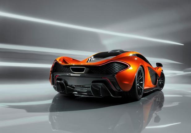 McLaren P1 alettone abbassato tre quarti posteriore