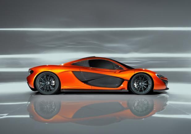 McLaren P1 con alettone abbassato profilo lato destro