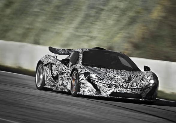 McLaren P1 mascherata in pista tre quarti anteriore