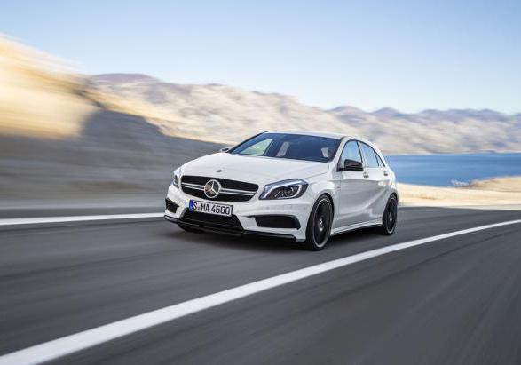 Mercedes A 45 AMG tre quarti anteriore