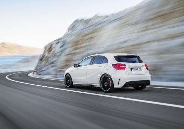 Mercedes A 45 AMG tre quarti posteriore