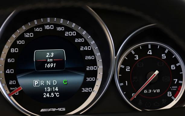 Mercedes C 63 AMG Edition 507 tachimetro e contagiri