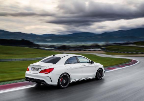 Mercedes CLA 45 AMG tre quarti posteriore