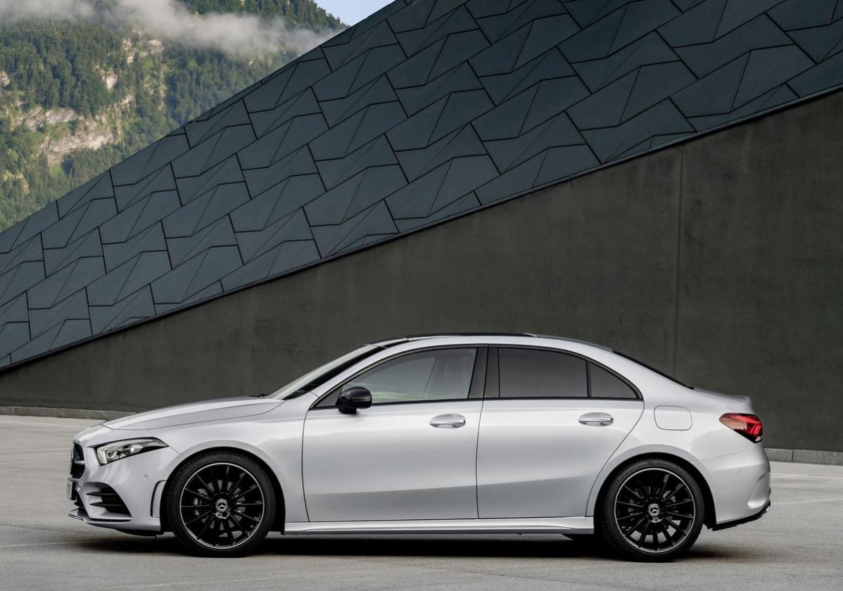 Mercedes Classe A 35 AMG Sedan profilo