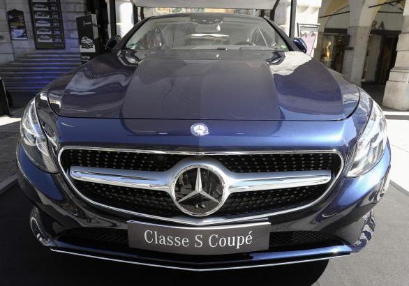 Mercedes Classe S Coupé davanti al Teatro Grande di Brescia