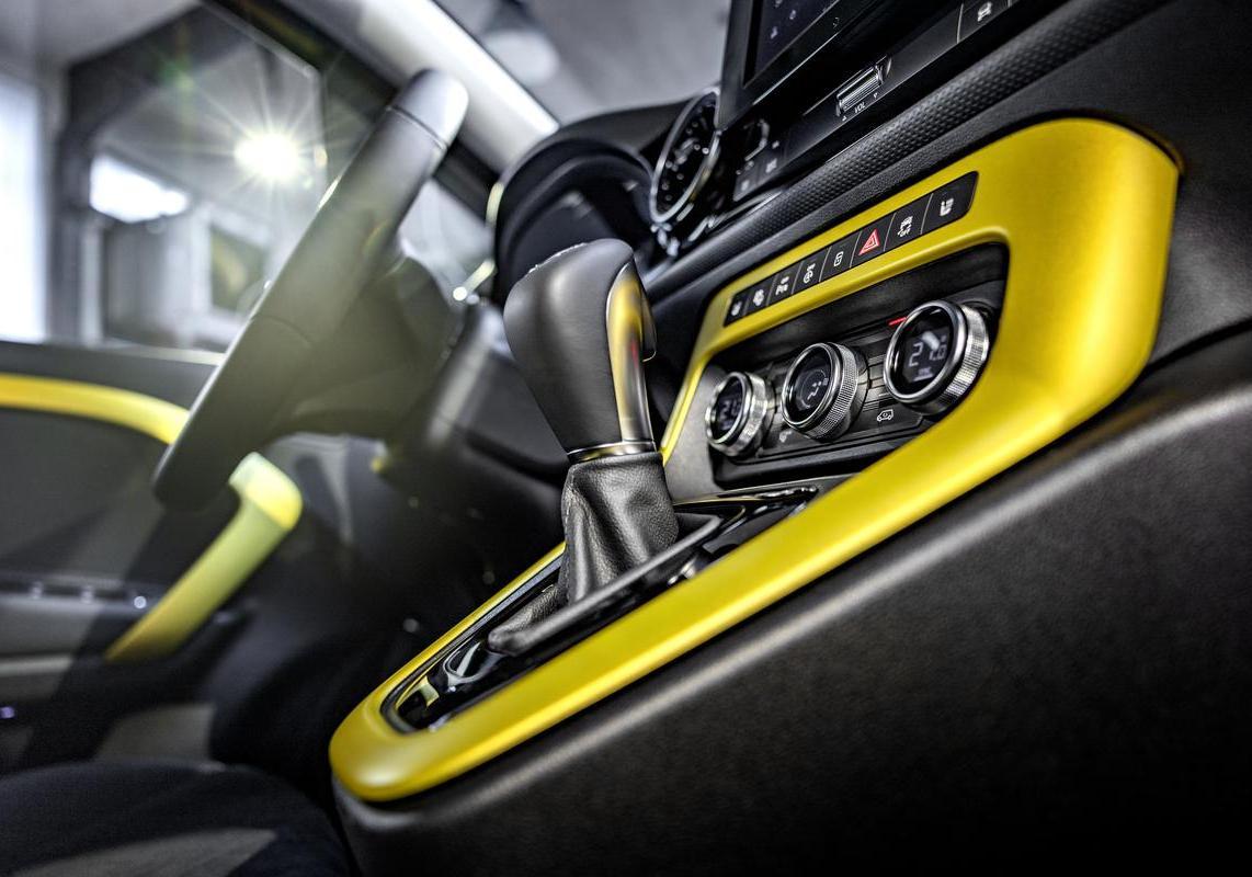 Mercedes Classe T 160d gialla interni foto