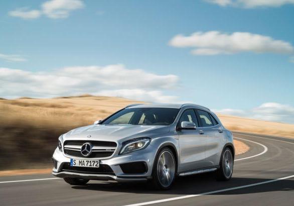 Mercedes GLA 45 AMG tre quarti anteriore