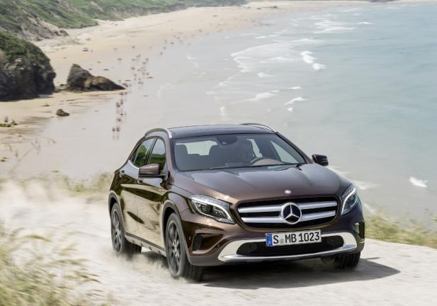 Mercedes GLA tre quarti anteriore lato destro