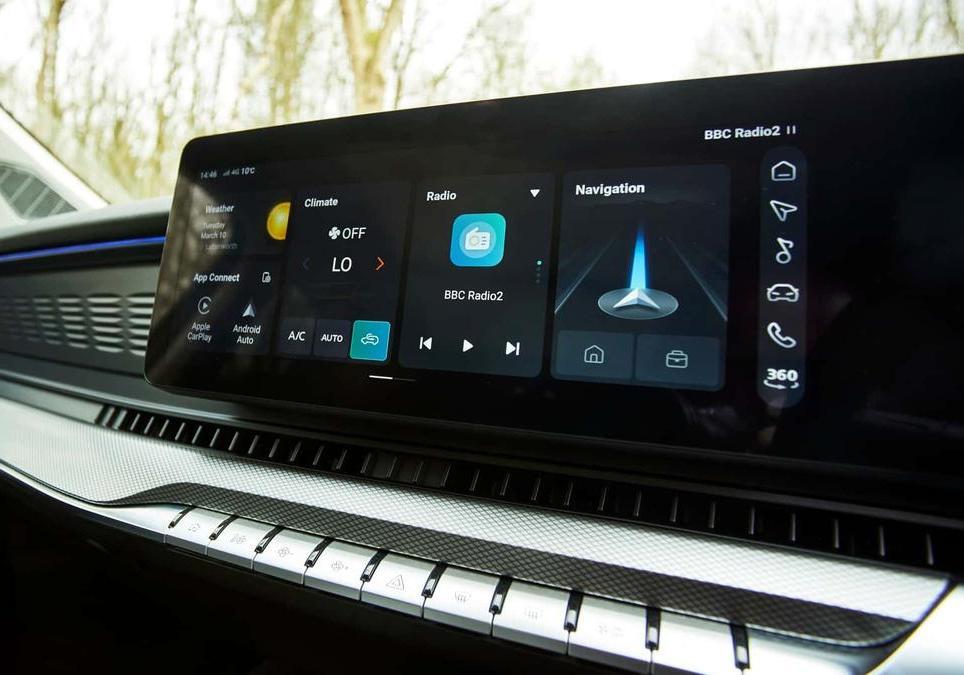 MG MGS9 PHEV - doppio monitor