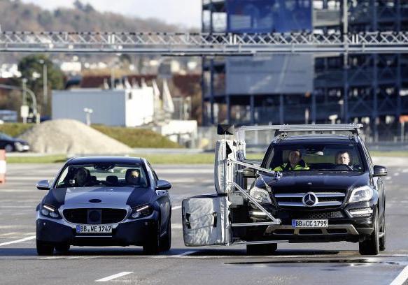 Michael Schumacher testa i sistemi di assistenza alla guida della nuova Mercedes Classe C