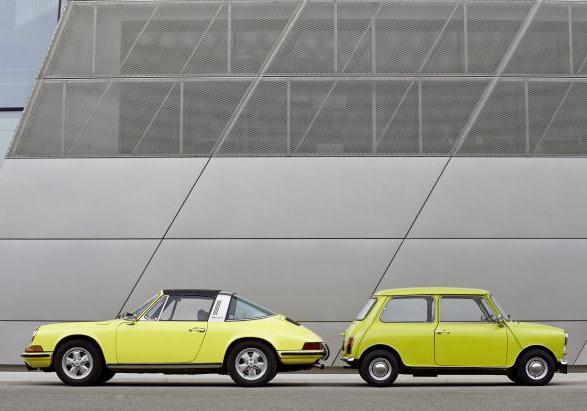 Mini classica e Porsche 911 foto 044