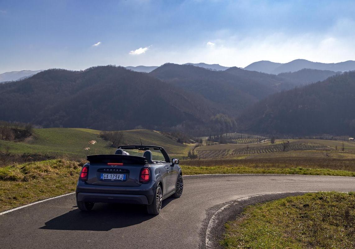 Mini Cooper Cabrio S 2025 capote aperta immagine
