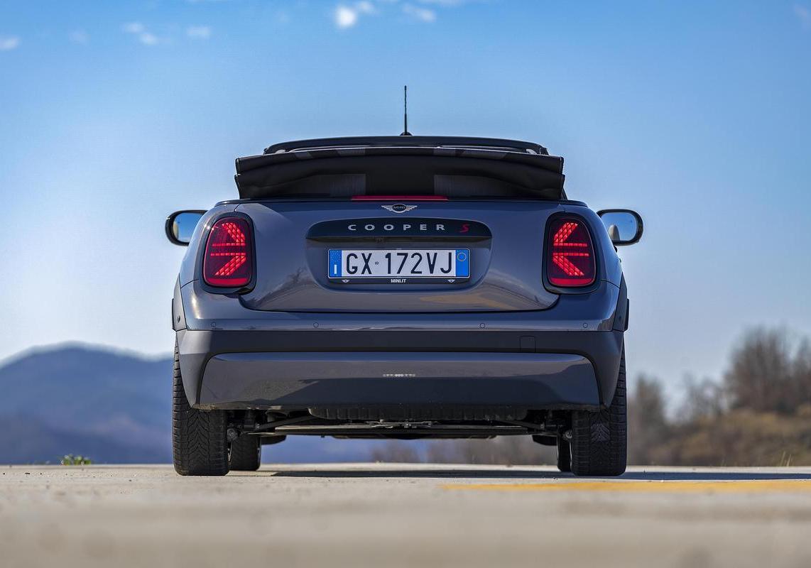 Mini Cooper Cabrio S 2025 posteriore foto