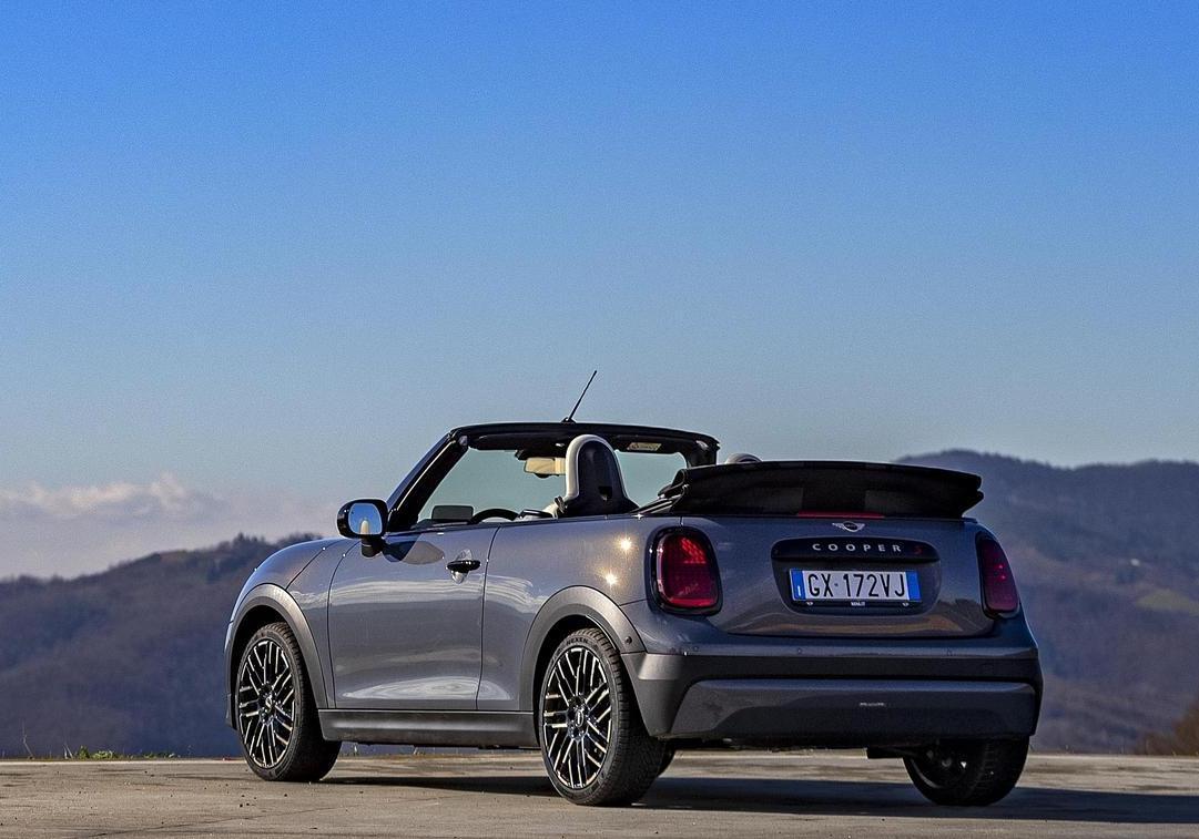 Mini Cooper Cabrio S 2025 posteriore