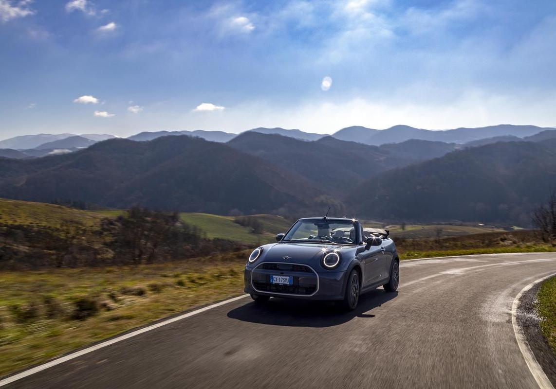 Mini Cooper Cabrio S 2025 prova su strada
