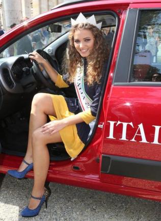 Miss Italia 2012 Giusy Buscemi sulla nuova Panda