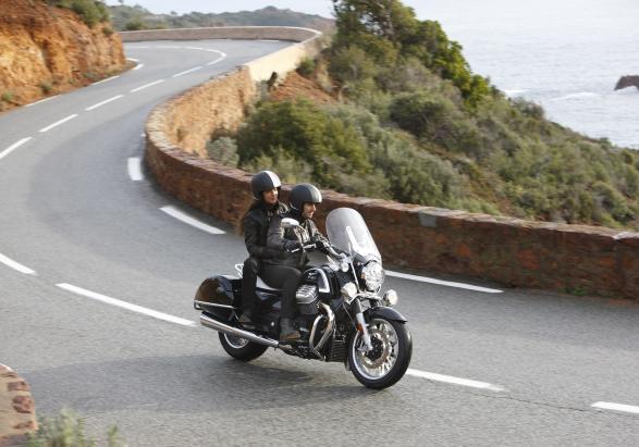 Moto Guzzi California 1400 Touring tre quarti anteriore