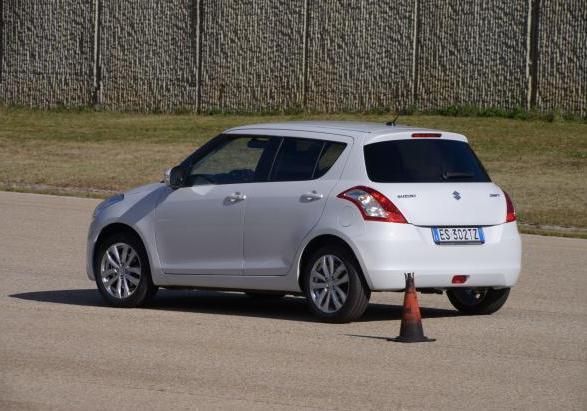 MotorOasi Suzuki Swift Sport slalom