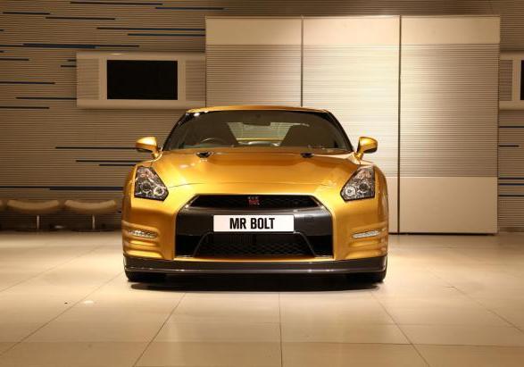 Nissan GT-R color oro anteriore