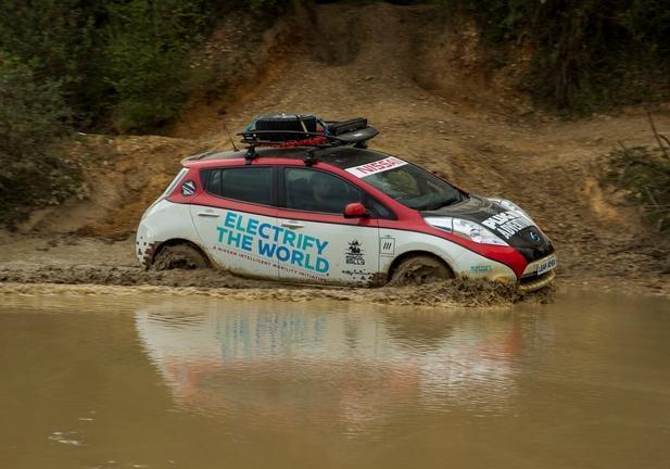 Nissan Leaf Mongol Rally guado