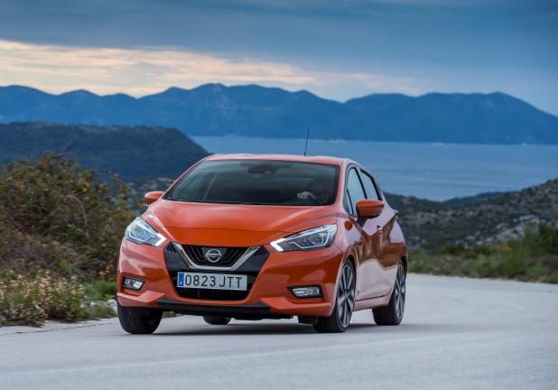 Nissan Micra arancione tre quarti anteriore curva