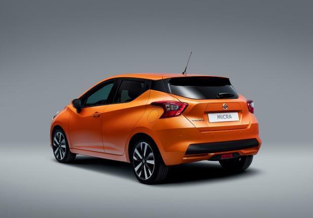 Nissan Micra arancione tre quarti posteriore