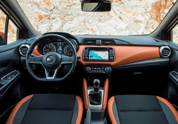 Nissan Micra interni plancia