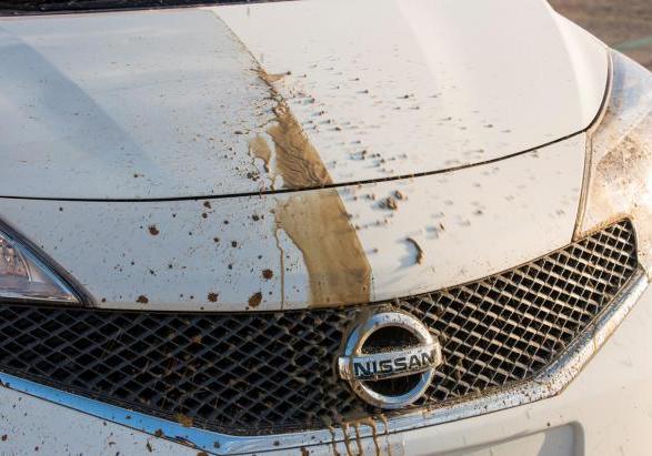 Nissan Note con vernice repellente allo sporco Ultra-Ever Dry dettaglio cofano