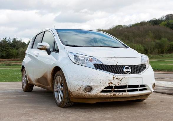 Nissan Note con vernice repellente allo sporco Ultra-Ever Dry tre quarti anteriore