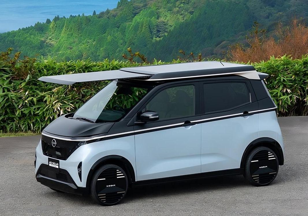 Nissan Sakura con pannello solare - esterni