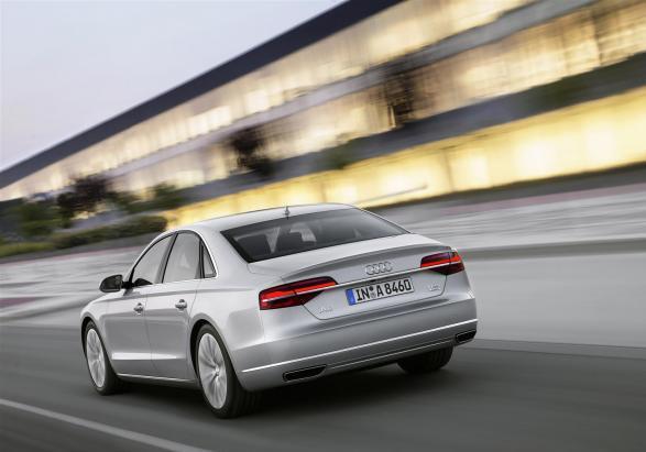 Nuova Audi A8 2014 tre quarti posteriore